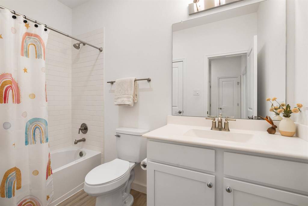 Charming secondary bathroom featuring a convenient tub and shower combo.