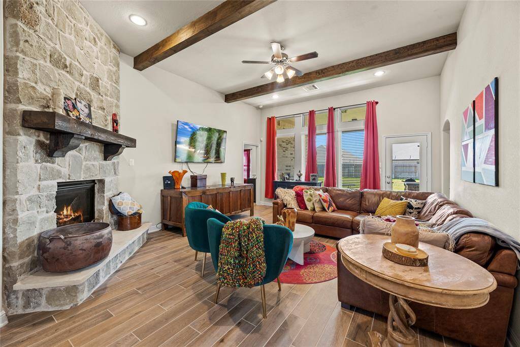Living room/Fire place wtih natural wood beams