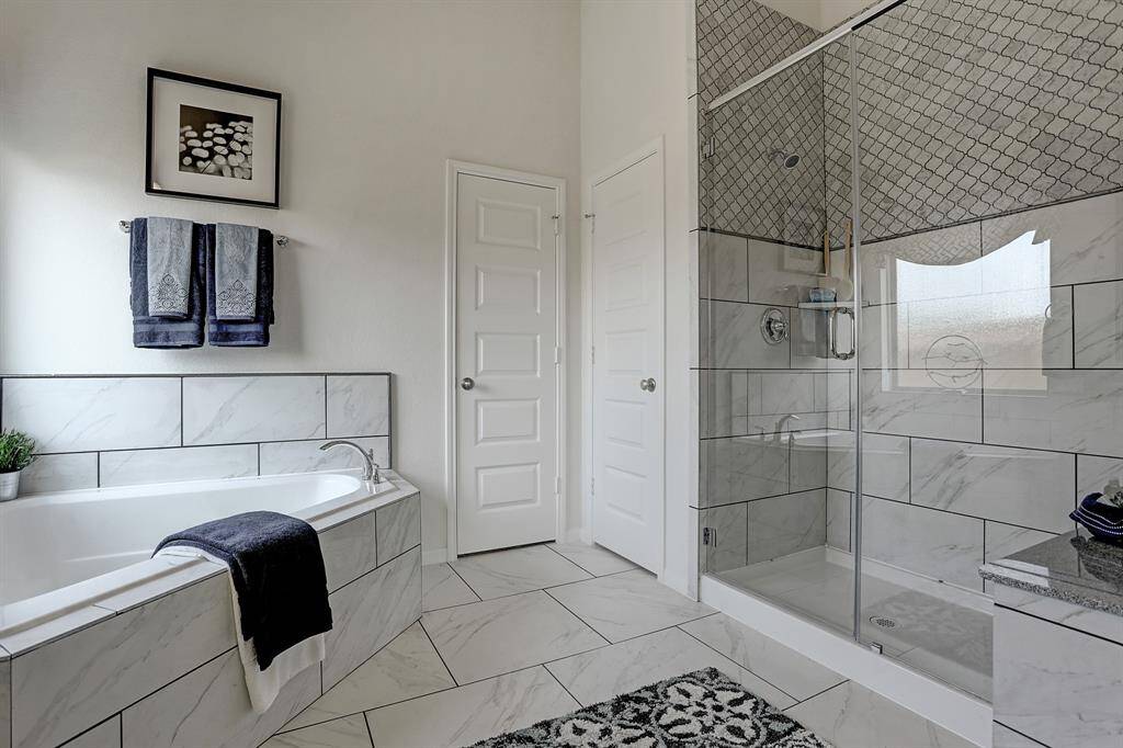 Relaxing owner's bath (*Photo not of actual home and used for illustration purposes only.)