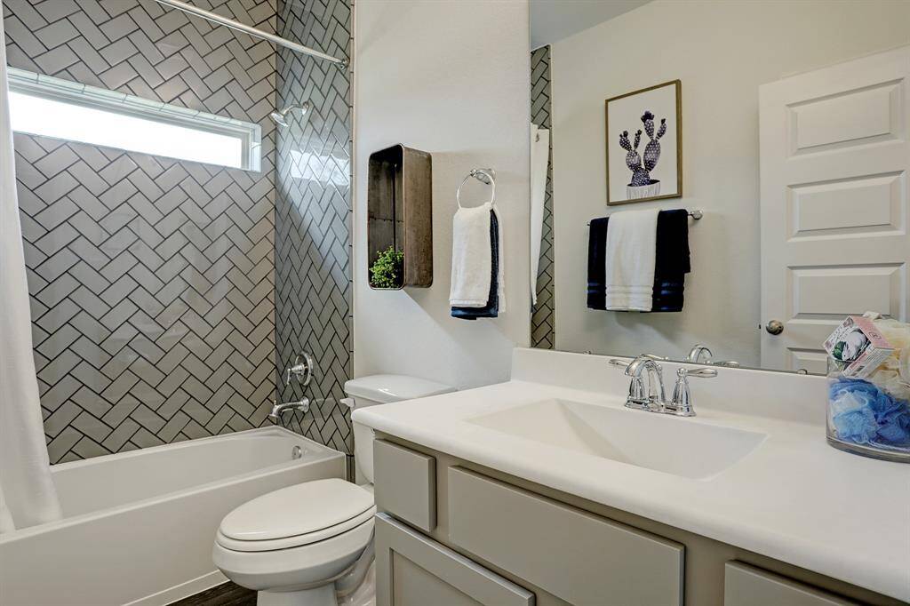 Hall bath (*Photo not of actual home and used for illustration purposes only.)