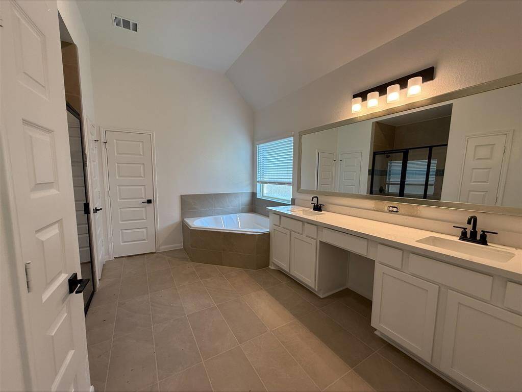 Relaxing primary suite