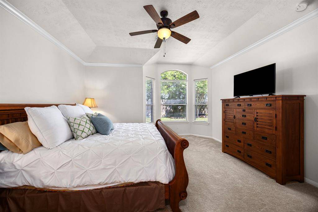 Light Bright and spacious. Plenty of room for 2 to get ready at the same without invading the others personal space.