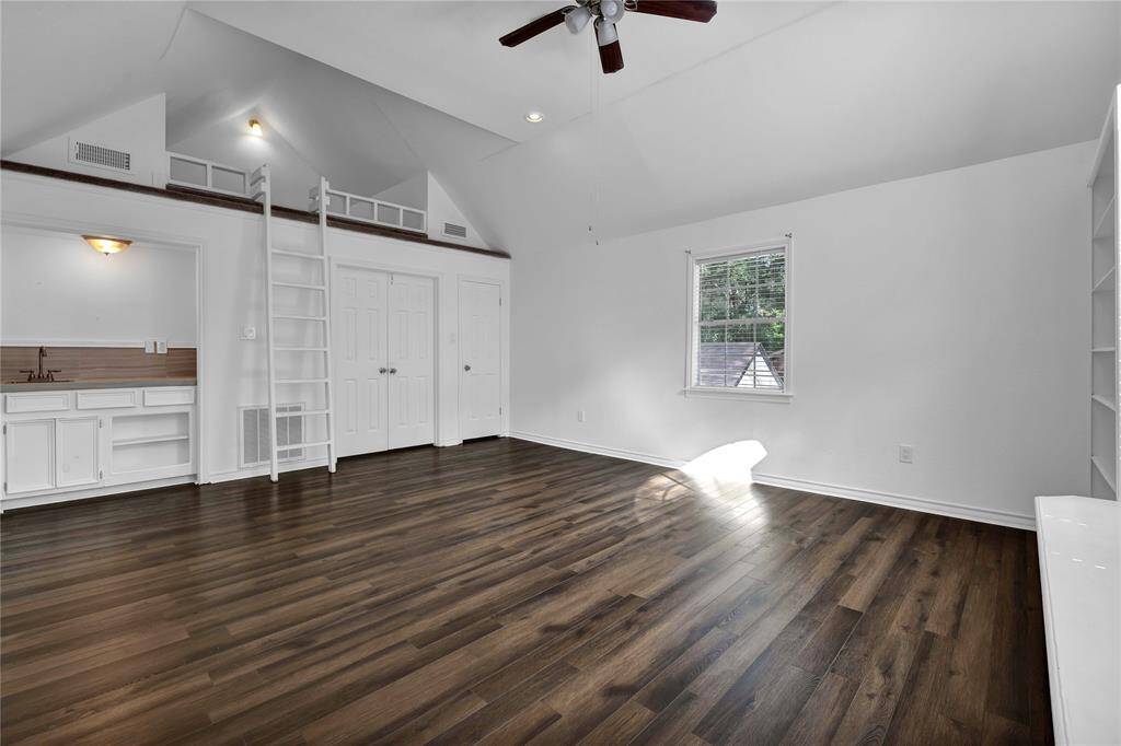 Upstair media room / Home school room / 5th bedroom