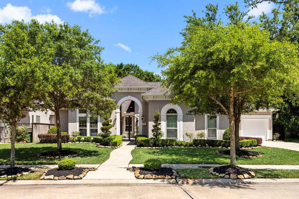 Magnificent one-story home with handsome elevation, meticulously kept landscaping and show-stopping curb appeal located in the gorgeous gated Sorrento section of Sienna close to Hwy 6, Fort Bend Pkwy and LJ Pkwy. This home truly has it all - fabulous location with beautiful, resort-like front courtyard and an extended patio wirh an outdoor kitchen.