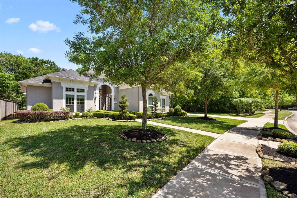 This wonderful home was designed and built with careful attention to every detail both inside and out. The mature landscaping, perfectly manicured lawn and serene nature reserve surroundings adds to the home's beautiful first impression.
