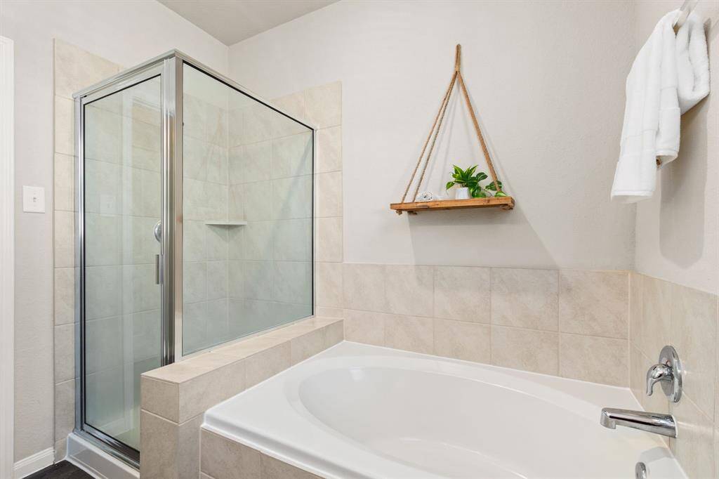 Shower and Bathtub Combo, easy for soaking in this large tub!