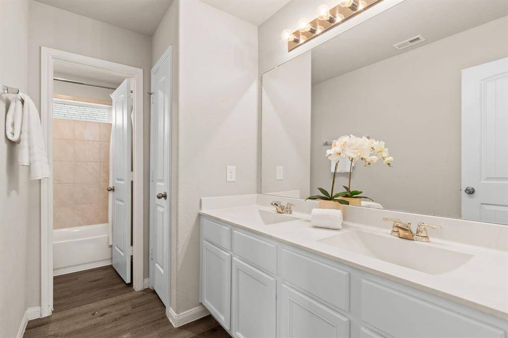 Upstairs Shared Bathroom