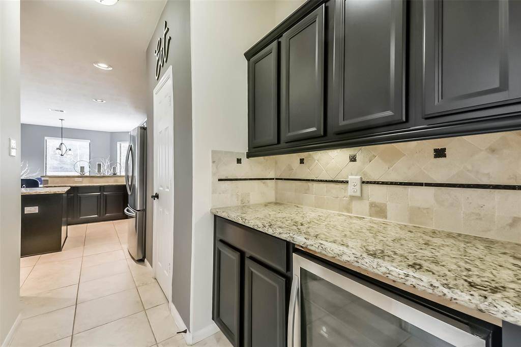 A stylish scullery designed for entertaining—ideal for coffee breaks, cocktail hours, and dinner parties