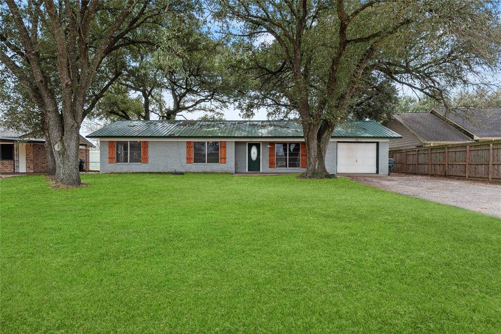 Welcome home to 227 Hwy US 90 East in Sealy!