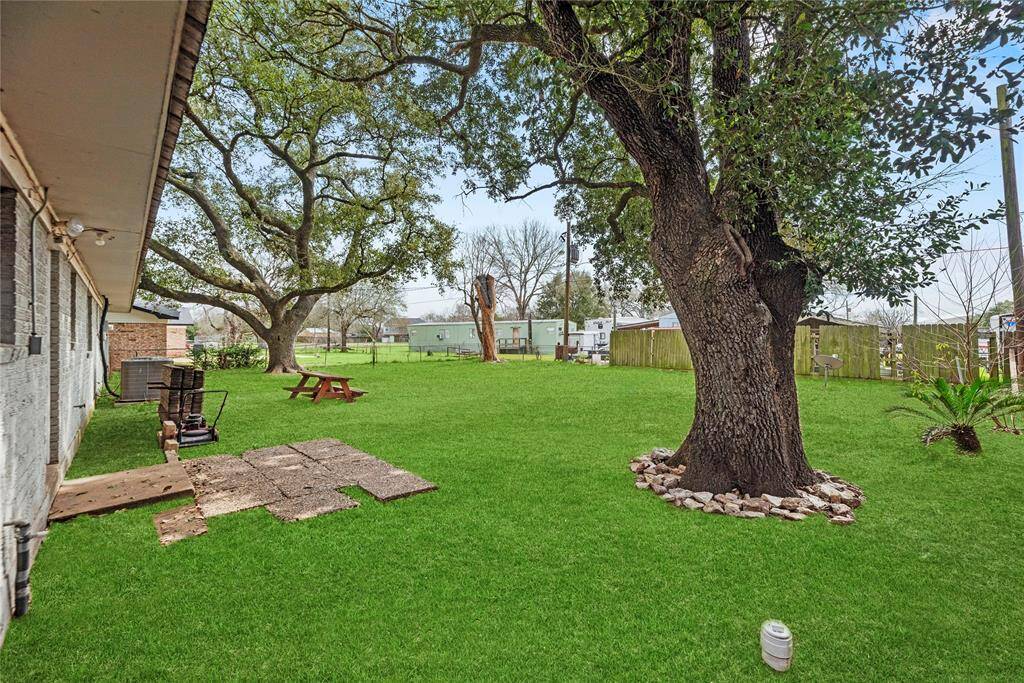 This is a great backyard for the week-end hangouts and letting the kids run around.