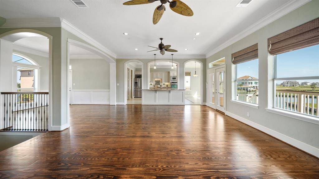 Formal dining area to the left & kitchen & breakfast room connect to the family room. Nice & open for entertaining.