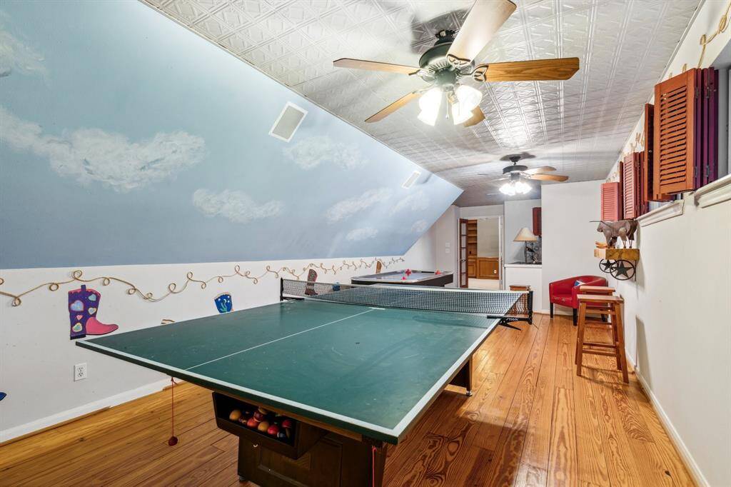 Fun and quirky bonus room, ideal for games, play, or creative use.