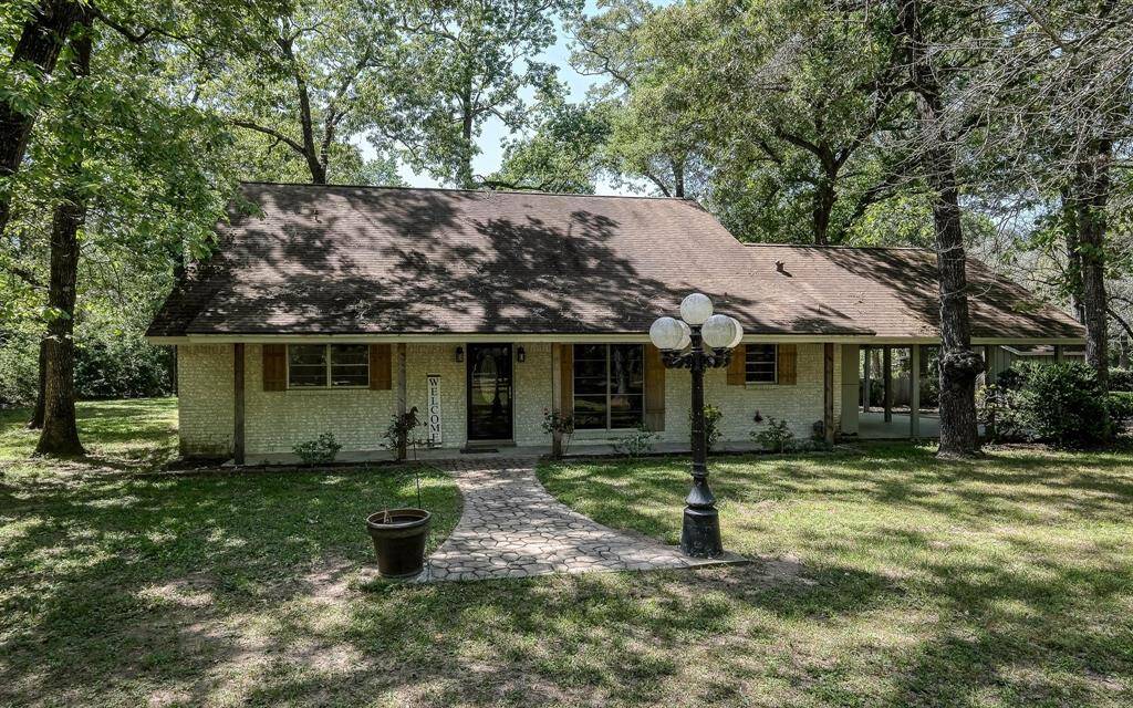 Notice the expansive front yard!