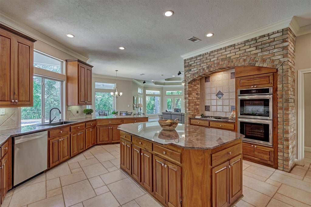 Cooking with a view! You'll never lack on kitchen storage space. Note: the double ovens!