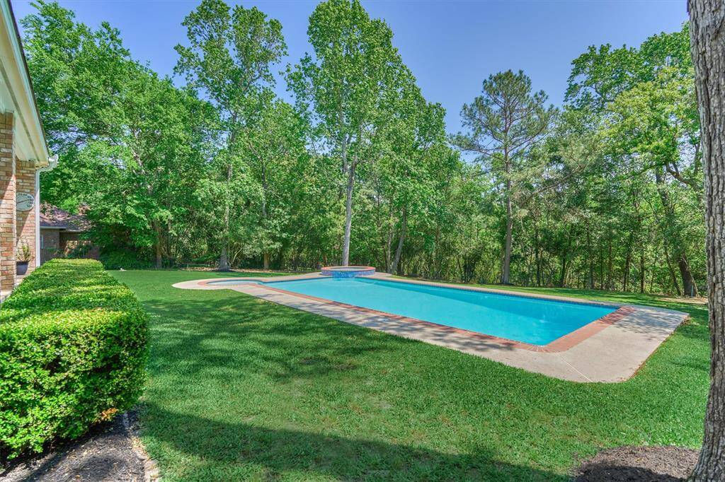As far as the eye can see, one can savor nature at its best on this 1.38 acre lot in scenic Montgomery Trace with trails, lakes, and close proximity to The Woodlands and Lake Conroe!