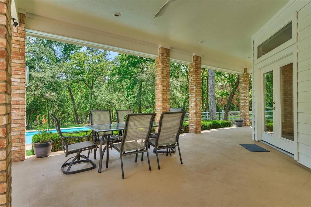 This veranda is the perfect place to unwind while being in the shade. Bring all your outdoor furniture to enjoy the peaceful nature and stunning view!