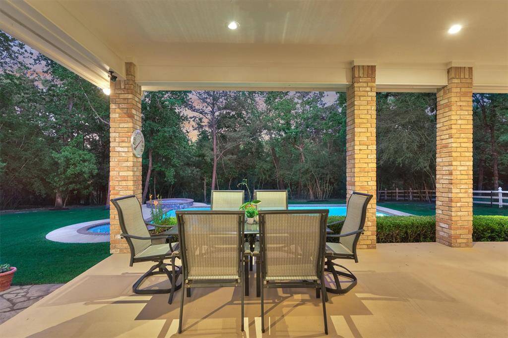 Spend a relaxing evening having a cocktail or meal on the veranda.