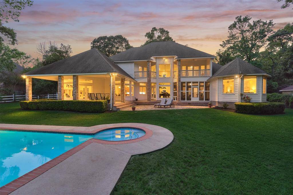 Relax underneath the veranda, on the extended patio, or in the pool on warm Texas evenings!