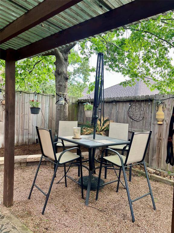 Nice covered back yard perfect for entertaining