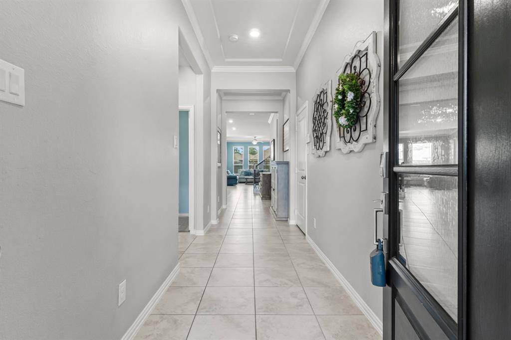 Beautiful entry way, light and bright