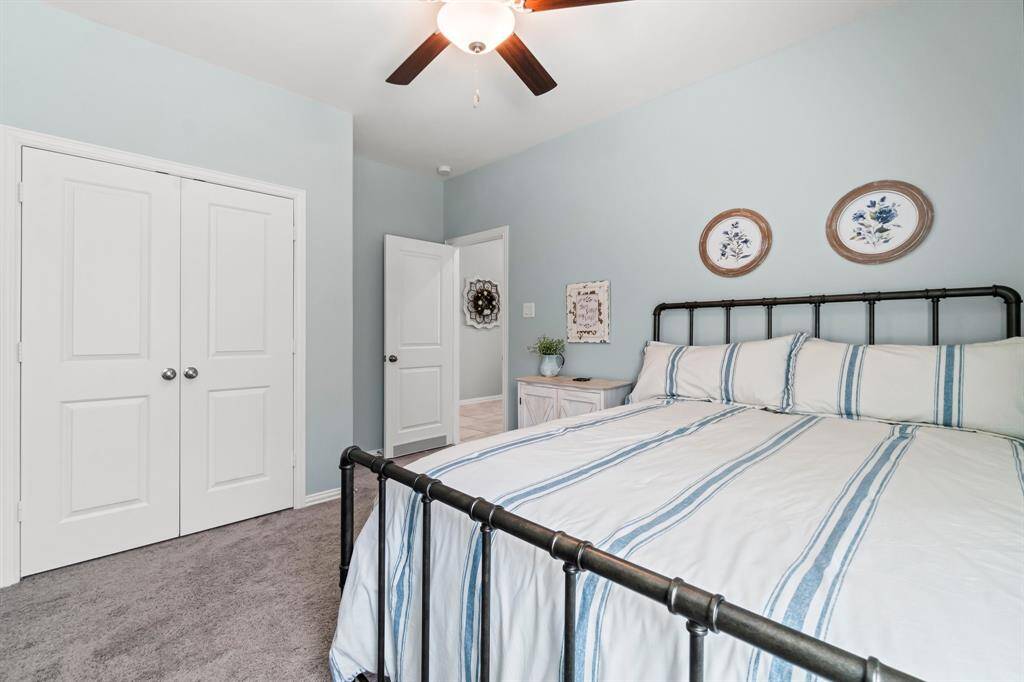 Secondary bedroom with ceiling fan