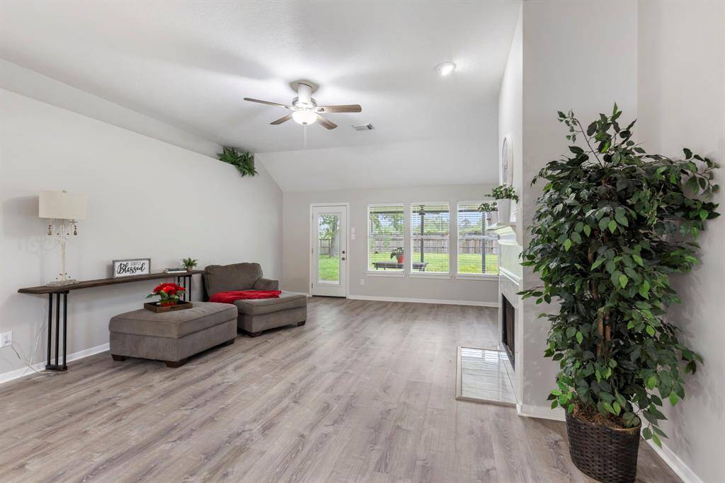 A wall of windows floods the space with natural light while offering views of the spacious backyard. A charming decorative ledge adds endless styling possibilities.