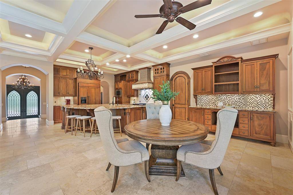 A large and open breakfast room space is open to both the living room and kitchen.