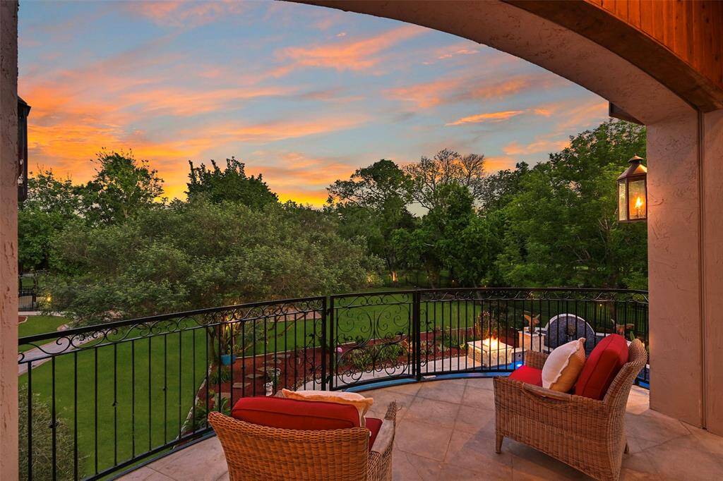 A treetop terrace offers incredible sunset views of the south lawn. Remote-controlled Phantom Screens provide protection from unwanted pests while enjoying outdoor entertaining and living.