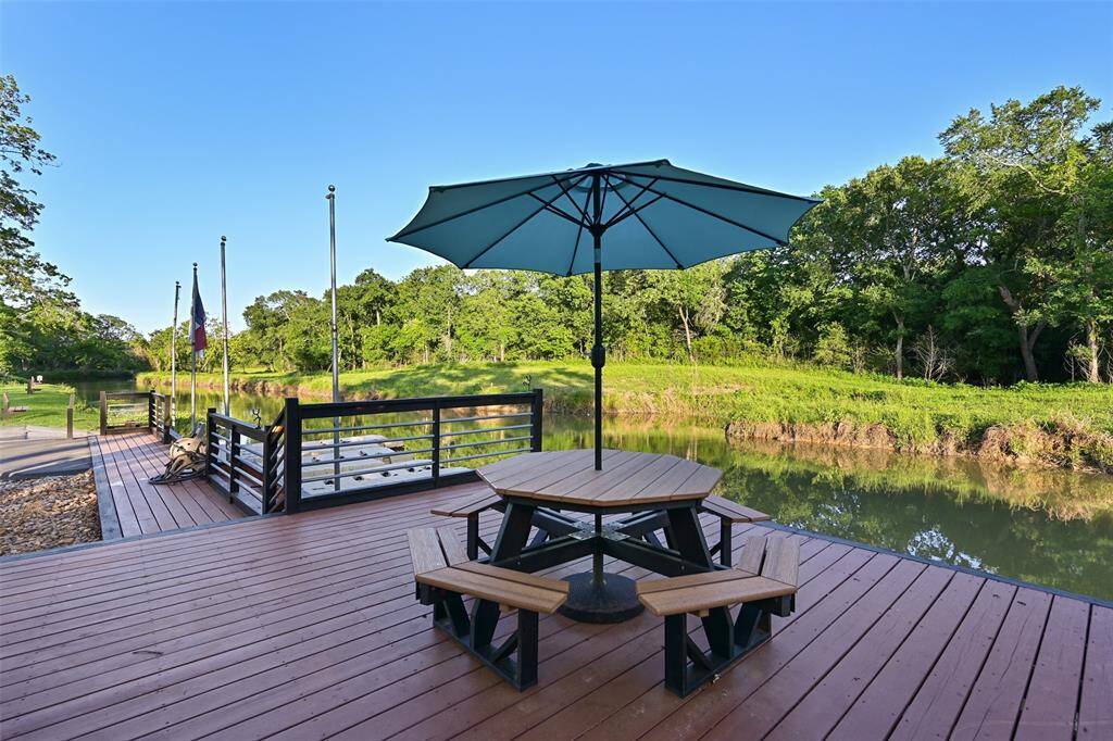 Creekside, extensive decking, outdoor lighting, multiple seating and dining areas, fishing rod holders and so much more can be enjoyed by the water.