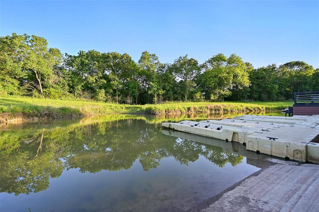 A 4 port jet-ski floating dock with boat launch make navigating the short ride to Clear Creek a breeze. Clear Creek is navigable to Clear Lake and beyond.