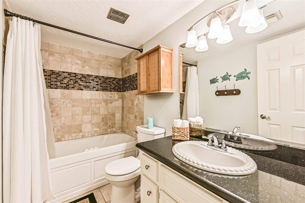 Spa like guest bath with jacuzzi tub