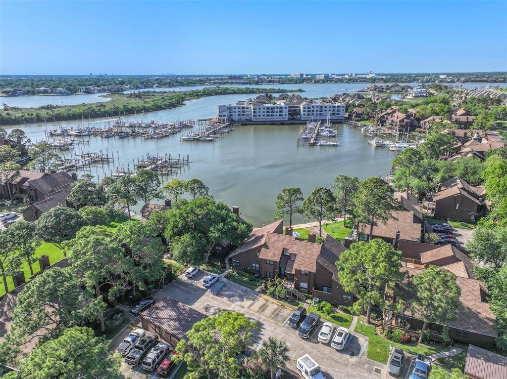 Direct access to Clear Lake and the Bay
