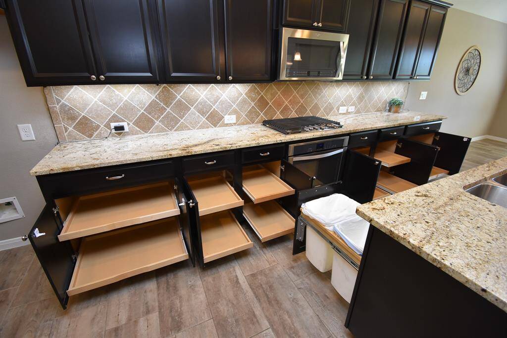 Pull out drawers for easy access to kitchen items