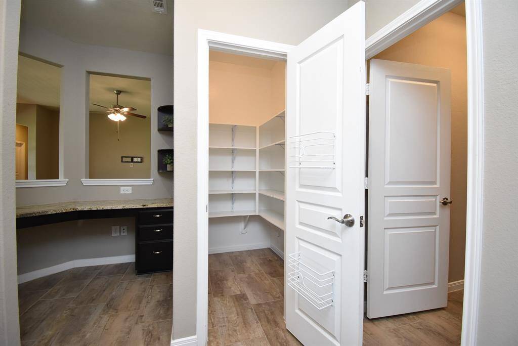 Now this is what storage means! Plenty in the pantry