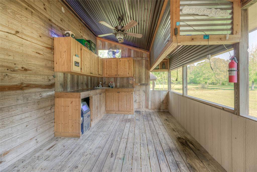 Screened in man-cave complete with sink,  ince maching & tunes!