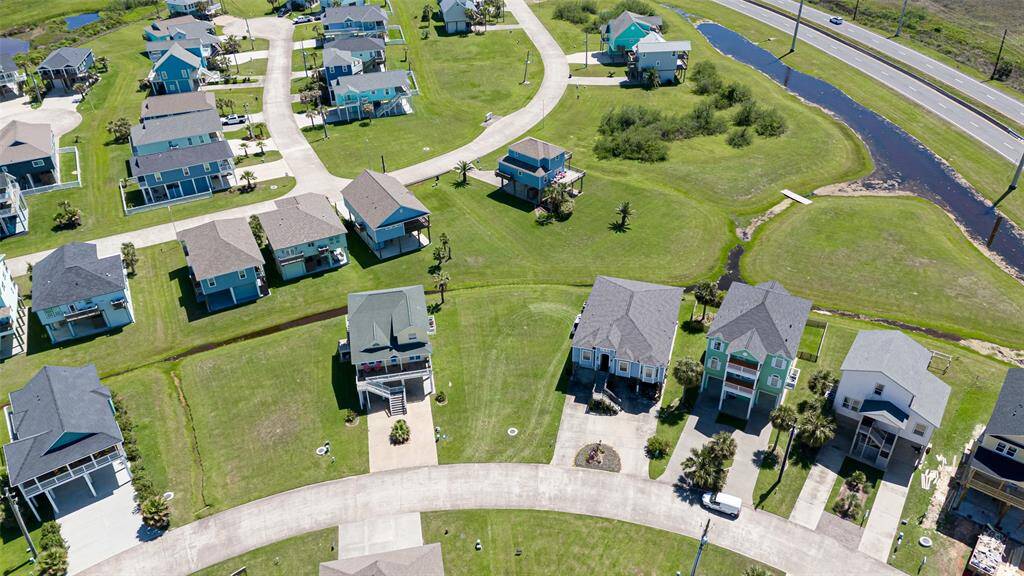 From farther up, this shot reveals the lot’s excellent positioning within a flourishing neighborhood, just moments from the shore.
