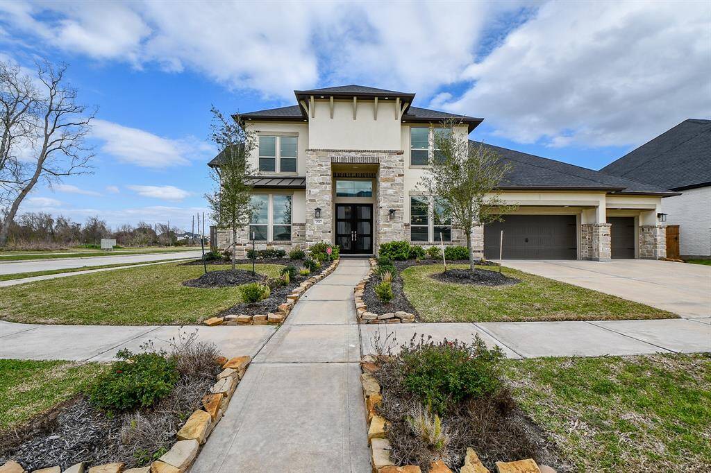 Pirani Realty Group present this gorgeous home with Grand Stucco, Stone and Brick Facade!! Single owner, home is barely three years young! Great location with easy access 288 and Fort Bend tollway for easy commute to medical center and downtown.
