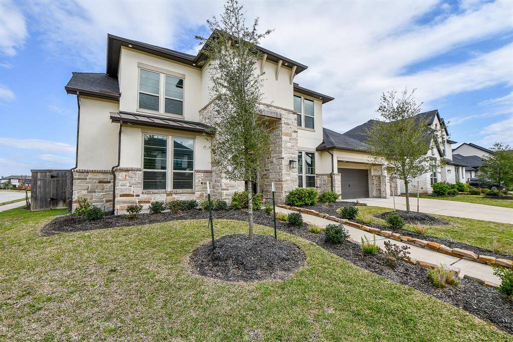 Notice the nicely manicured front yard