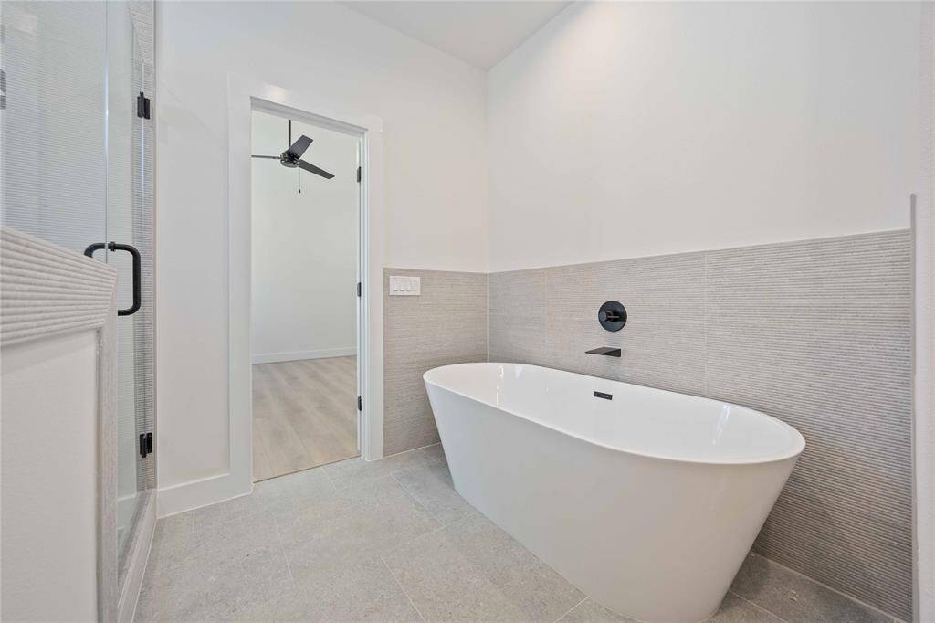 Primary bath with Tub