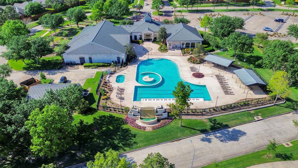 Amenities include pickleball courts, putting greens, heated swimming pool