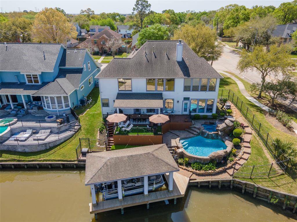 Beautiful canal front home in Seabrook