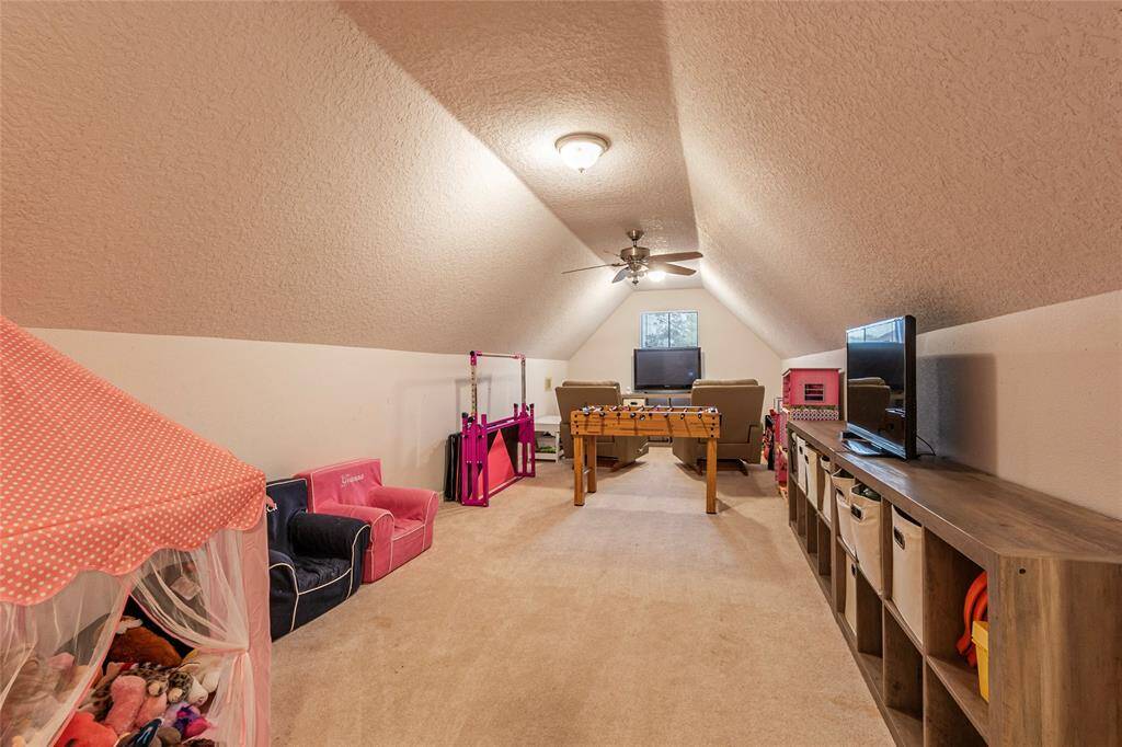 Large gameroom upstairs