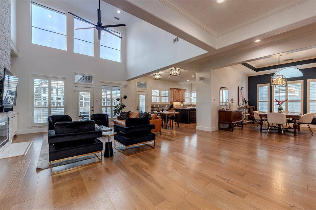 Gorgeous, open floor plan with tons of natural light!