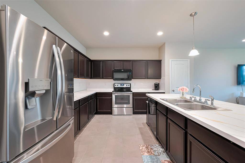 Open concept family room/ breakfast nook/kitchen. . .perfect for entertaining and for your house warming party!