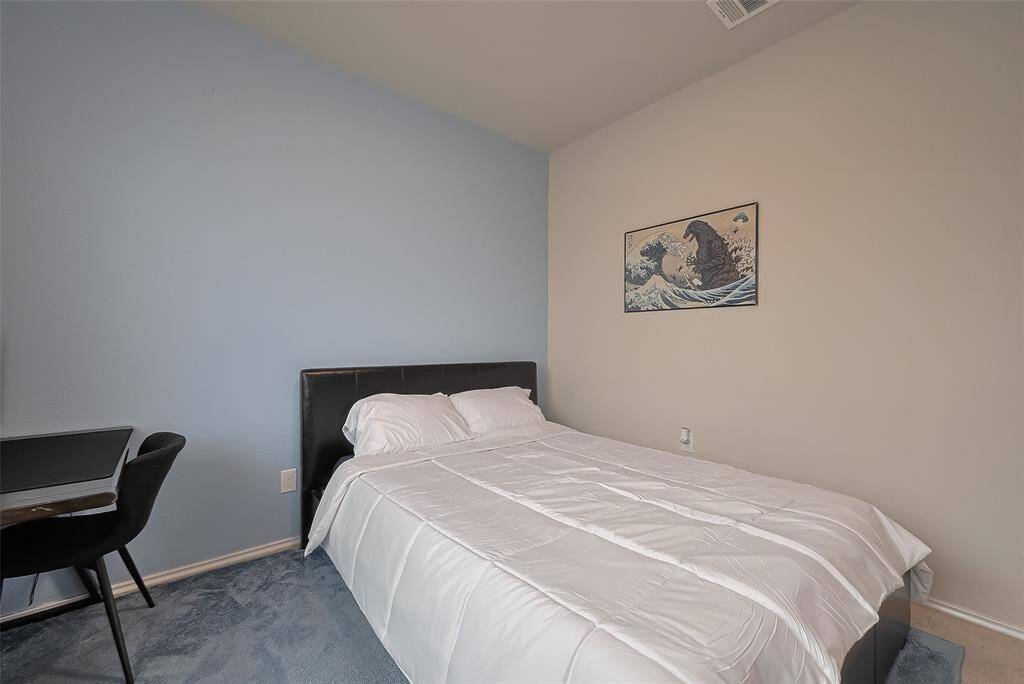 Secondary bedroom.
