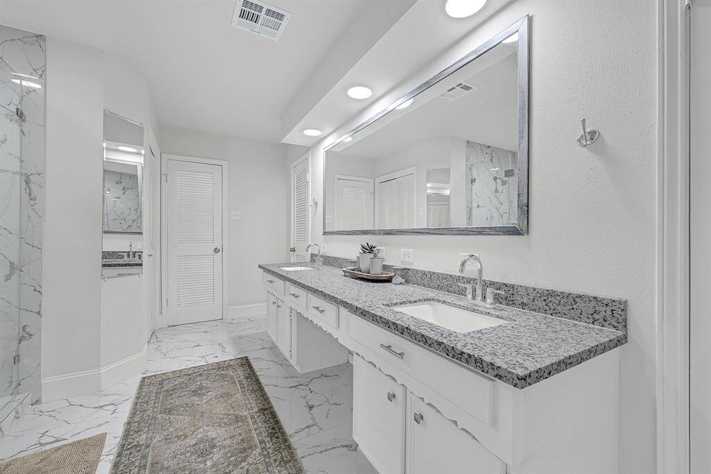 Primaryt Bathroom, Double sinks, His and Hers Closets