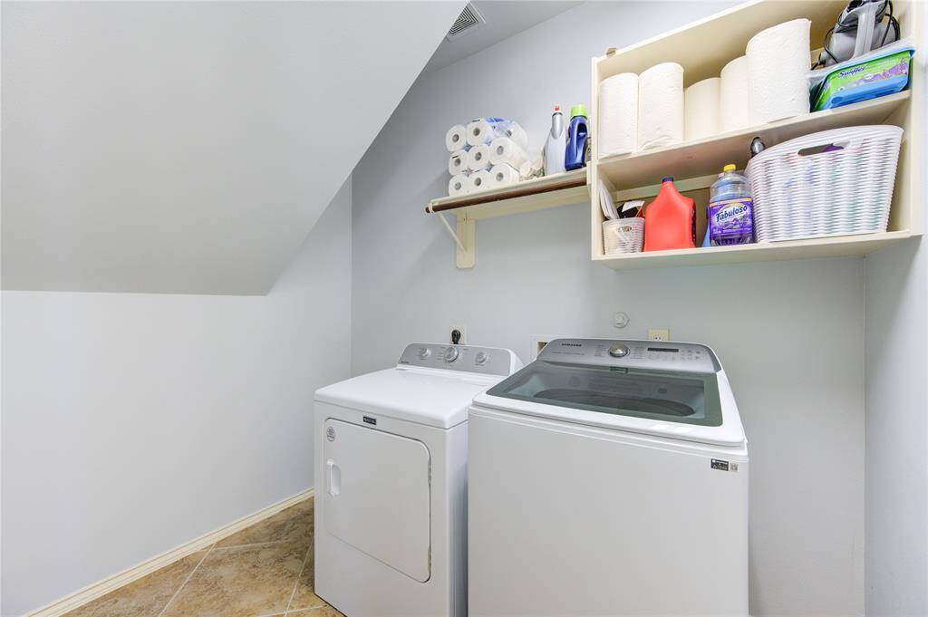 A washer and dryer will convey with the purchase. Actual models are not portraited in this picture. Ask for more informaton.