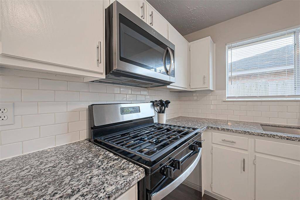 Gas Range & Microwave Included