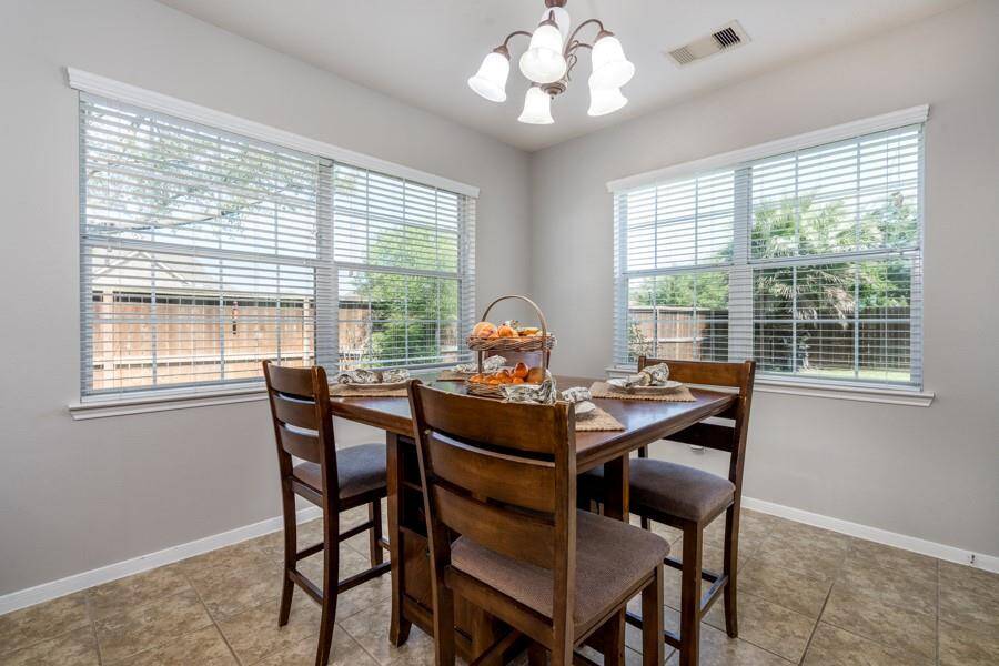 With such big windows, the breakfast room is always a cheery place to be.