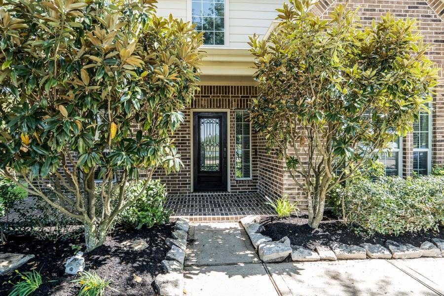 Note the lush and green landscaping!